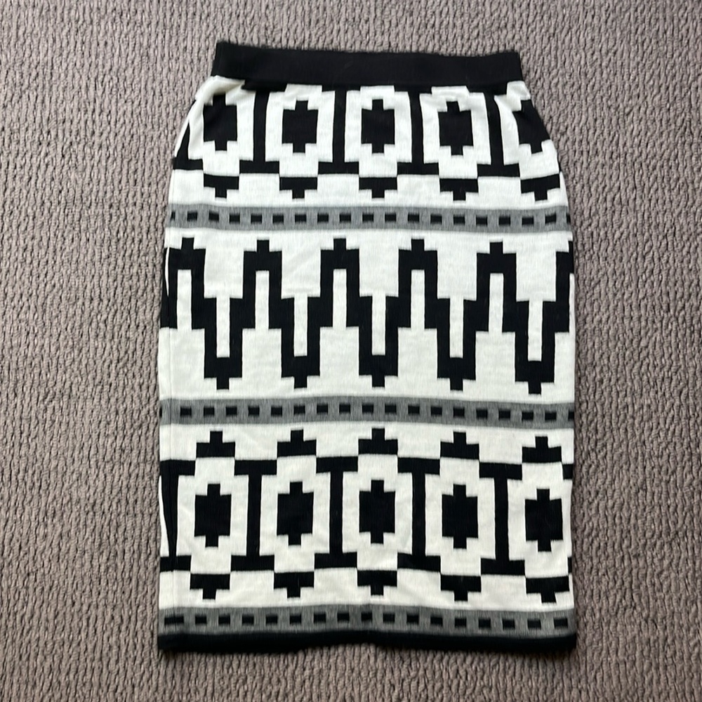 Tak Ori knit pull-on skirt. Graphic print. Size small. Gorgeous!
